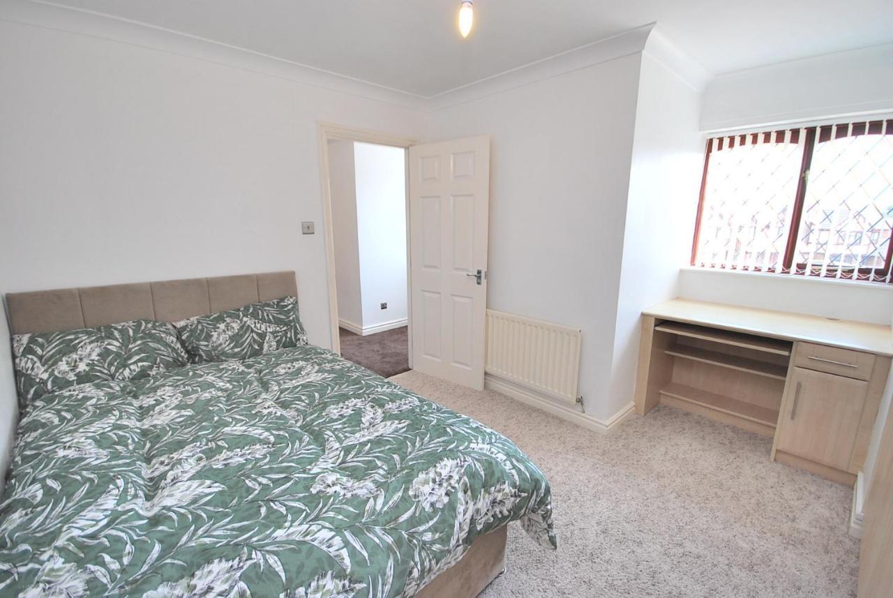 Entire And Exclusive Four Bed Detached VillaLostock エクステリア 写真