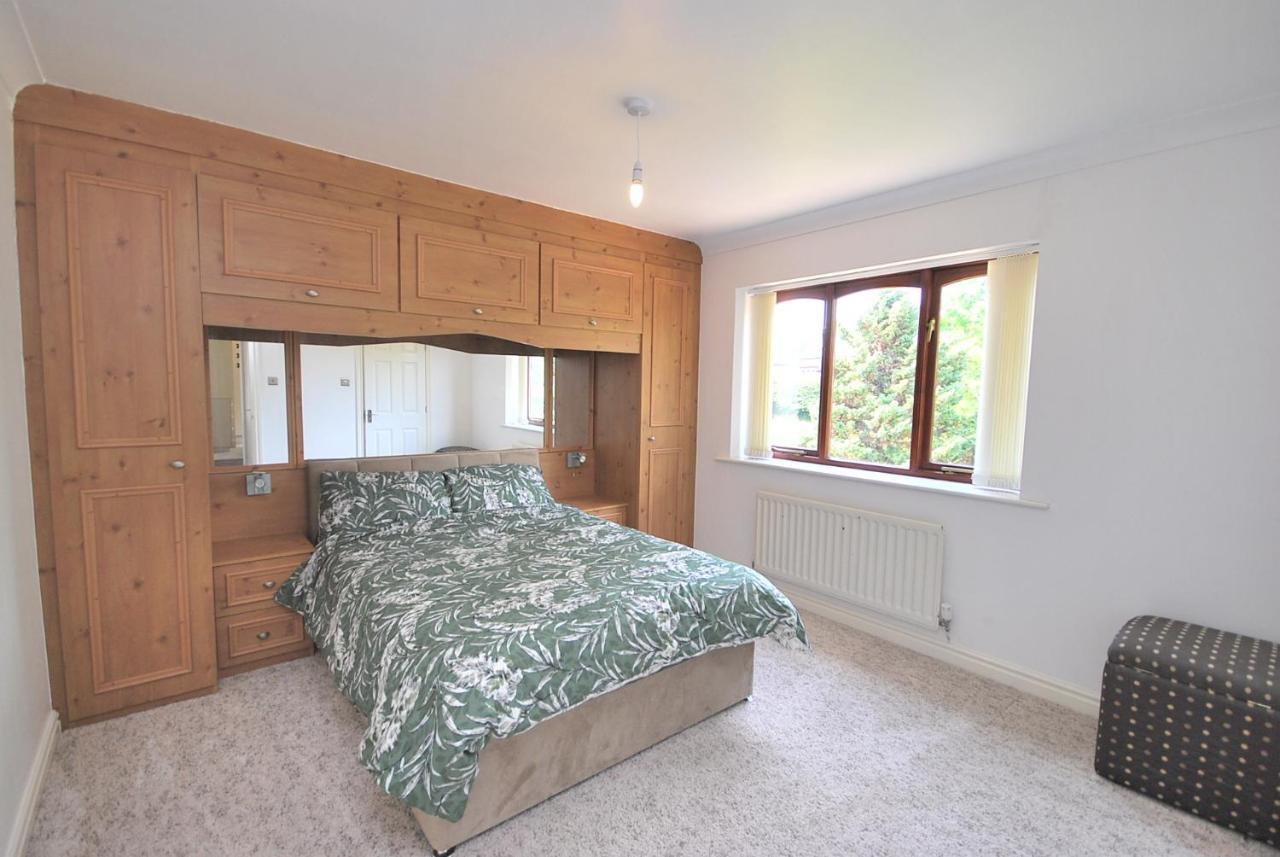 Entire And Exclusive Four Bed Detached VillaLostock エクステリア 写真