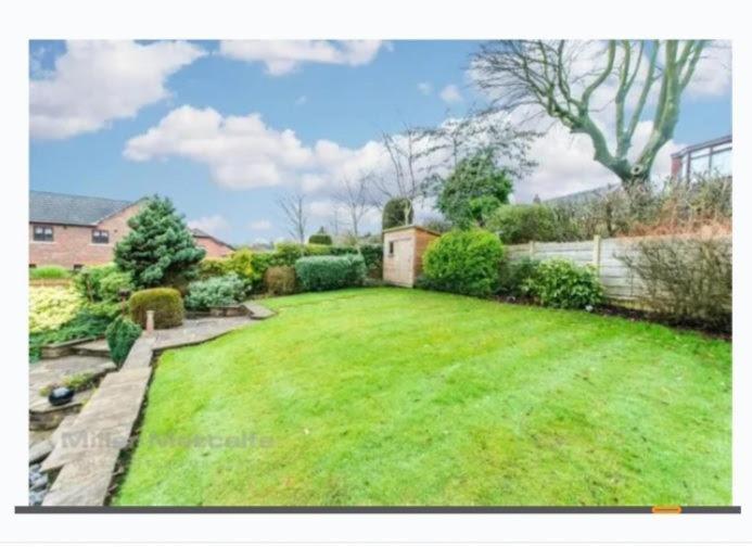 Entire And Exclusive Four Bed Detached VillaLostock エクステリア 写真