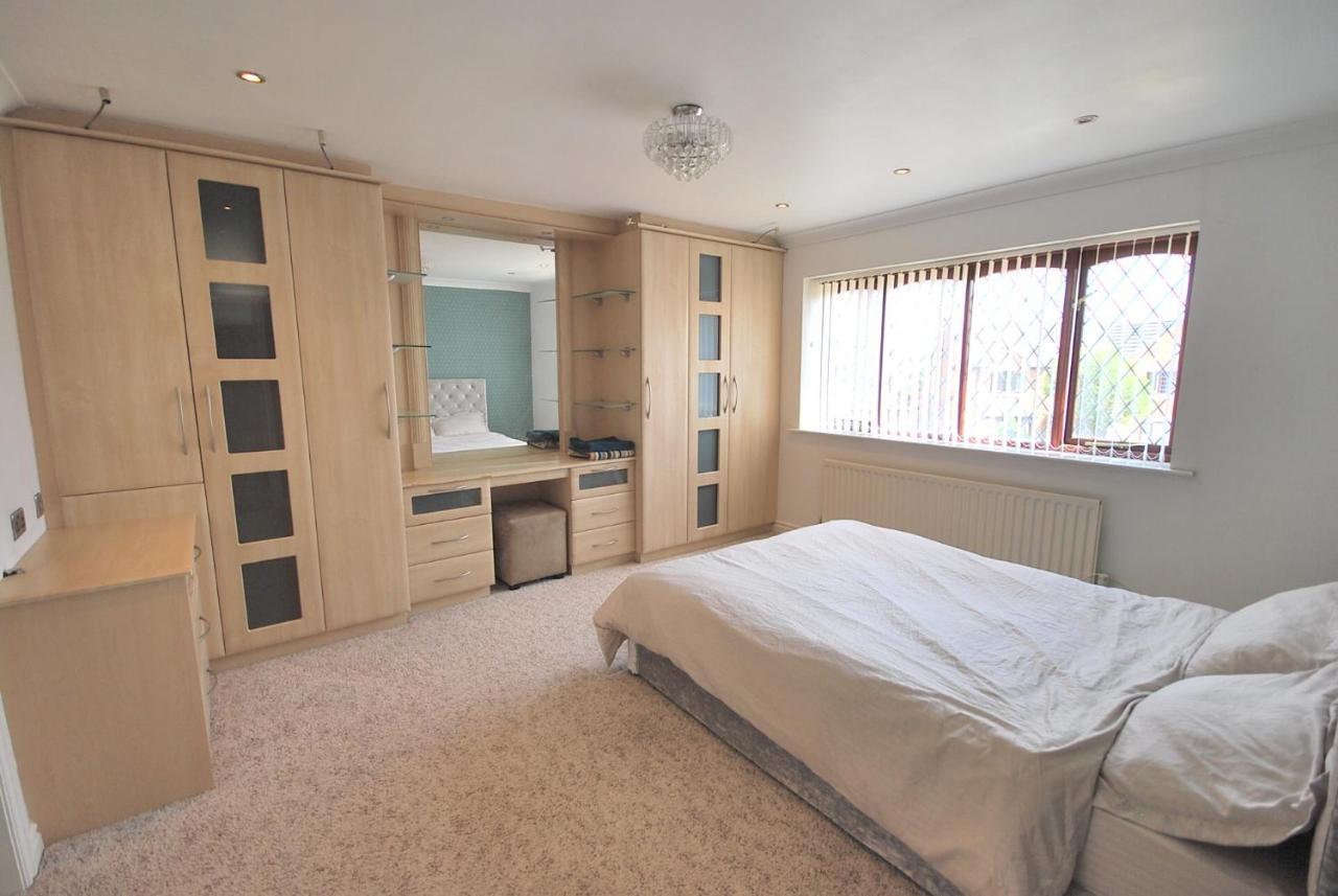 Entire And Exclusive Four Bed Detached VillaLostock エクステリア 写真