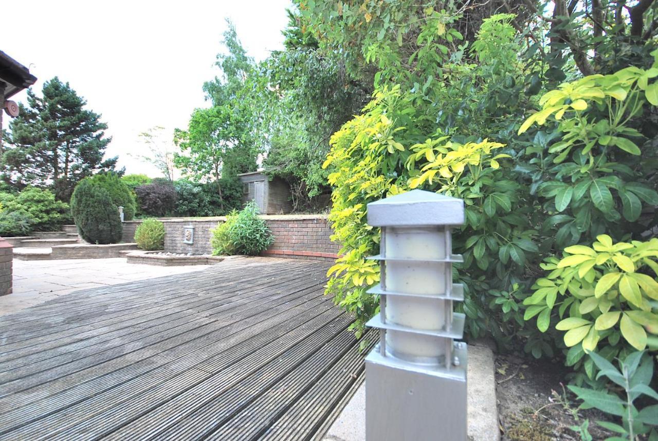 Entire And Exclusive Four Bed Detached VillaLostock エクステリア 写真