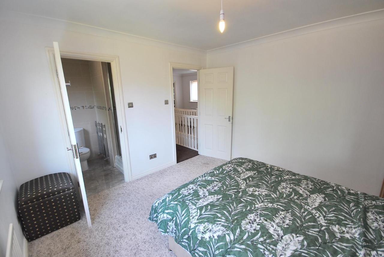 Entire And Exclusive Four Bed Detached VillaLostock エクステリア 写真