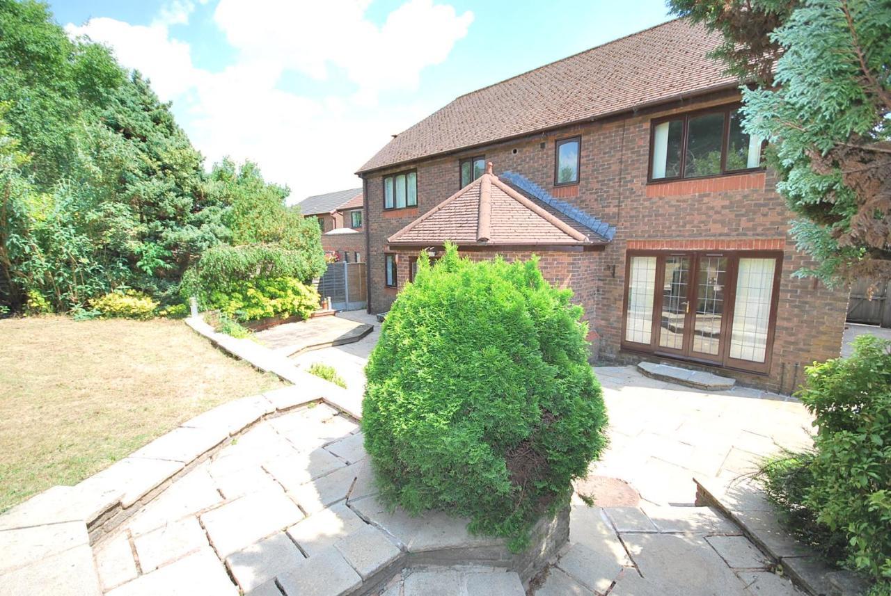 Entire And Exclusive Four Bed Detached VillaLostock エクステリア 写真