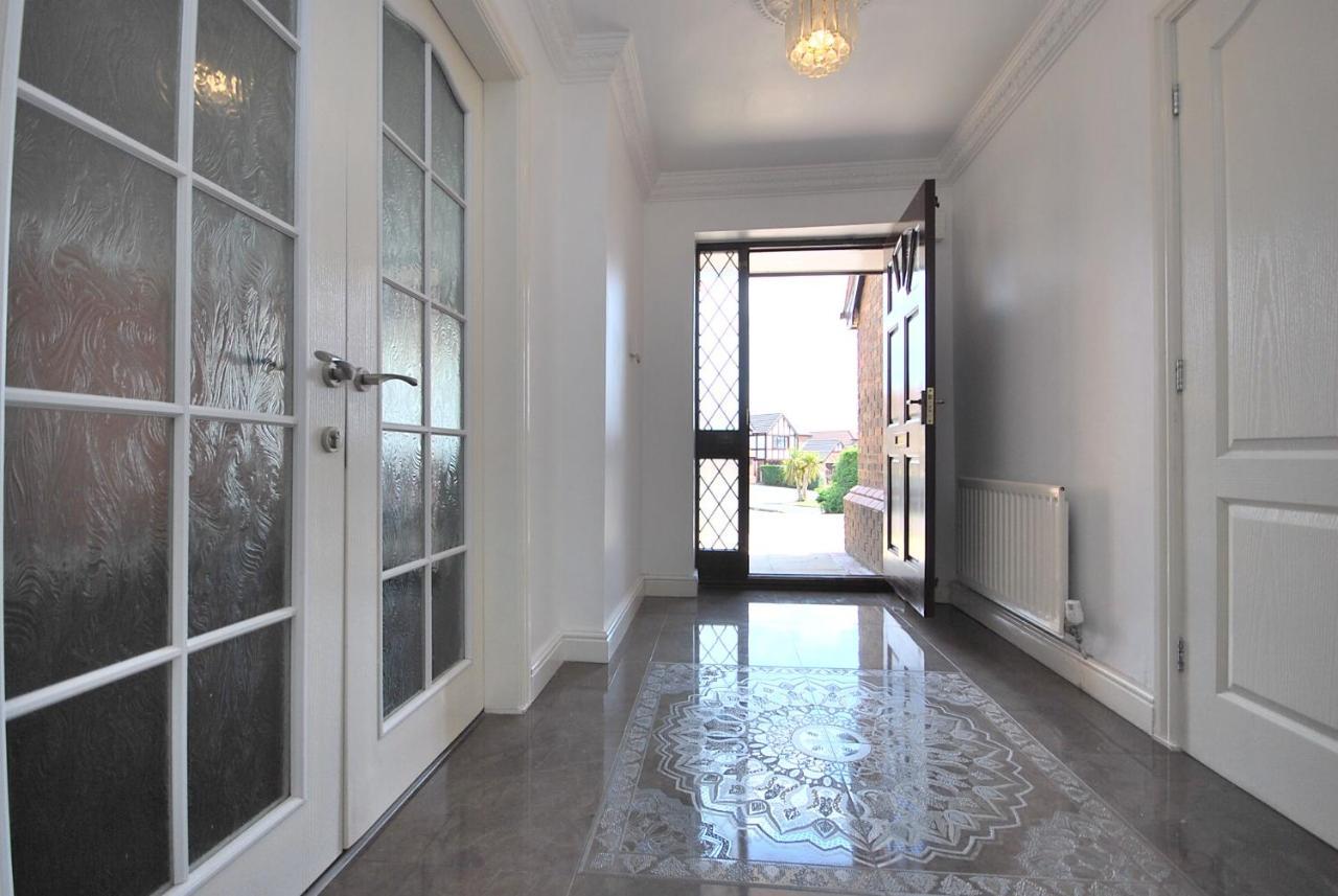Entire And Exclusive Four Bed Detached VillaLostock エクステリア 写真