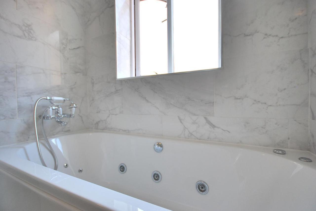 Entire And Exclusive Four Bed Detached VillaLostock エクステリア 写真