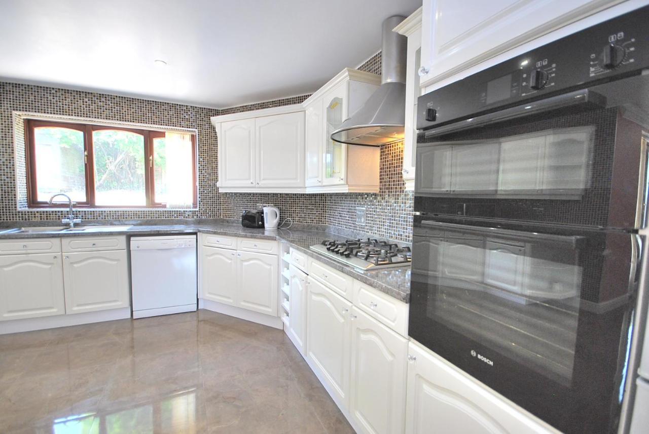 Entire And Exclusive Four Bed Detached VillaLostock エクステリア 写真