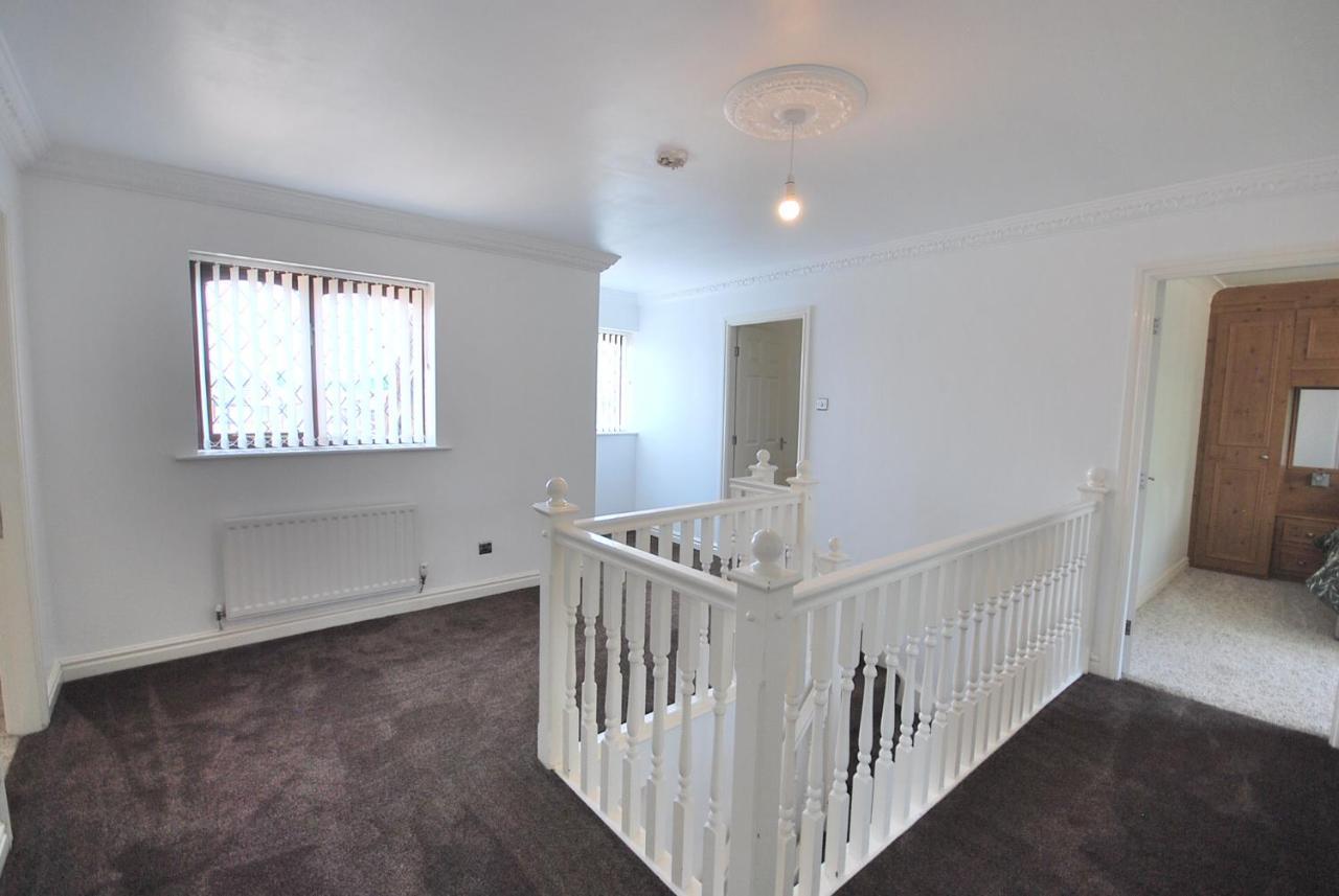 Entire And Exclusive Four Bed Detached VillaLostock エクステリア 写真